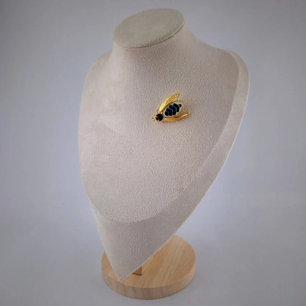 N/A bee brooch